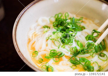 釜玉うどんと刻みネギ 釜玉うどんと刻みネギ 139172141