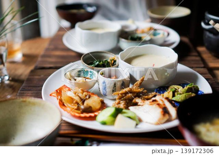 和食のヘルシー定食と小鉢料理 和食のヘルシー定食と小鉢料理 139172306