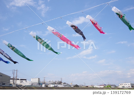 青空に泳ぐ鯉のぼり 青空に泳ぐ鯉のぼり 139172769