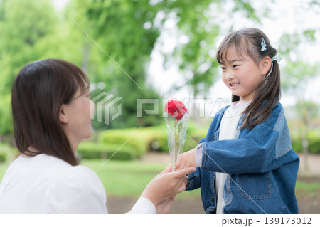 母の日に花を渡す子供と母親の感謝の気持ちの「お母さん(ママ)、いつもありがとう」 母の日に花を渡す子供と母親の感謝の気持ちの「お母さん(ママ)、いつもありがとう」 139173012