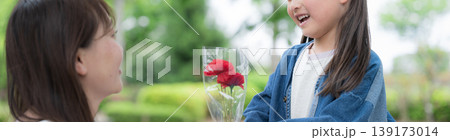 母の日に花を渡す子供と母親の感謝の気持ちの「お母さん(ママ)、いつもありがとう」顔無しバナー 母の日に花を渡す子供と母親の感謝の気持ちの「お母さん(ママ)、いつもありがとう」顔無しバナー 139173014
