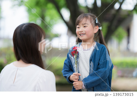 母の日に花を渡す子供と母親の感謝の気持ちの「お母さん(ママ)、いつもありがとう」 母の日に花を渡す子供と母親の感謝の気持ちの「お母さん(ママ)、いつもありがとう」 139173015