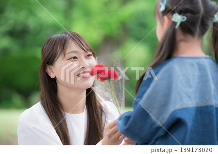 母の日に花を渡す子供と母親の感謝の気持ちの「お母さん(ママ)、いつもありがとう」 母の日に花を渡す子供と母親の感謝の気持ちの「お母さん(ママ)、いつもありがとう」 139173020
