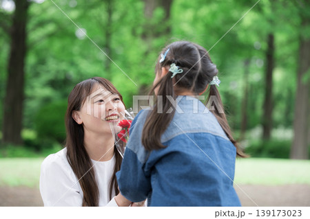 母の日に花を渡す子供と母親の感謝の気持ちの「お母さん(ママ)、いつもありがとう」 母の日に花を渡す子供と母親の感謝の気持ちの「お母さん(ママ)、いつもありがとう」 139173023