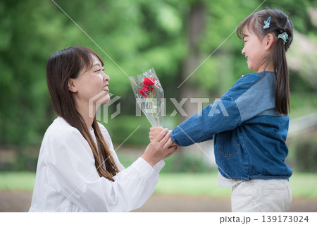母の日に花を渡す子供と母親の感謝の気持ちの「お母さん(ママ)、いつもありがとう」 母の日に花を渡す子供と母親の感謝の気持ちの「お母さん(ママ)、いつもありがとう」 139173024
