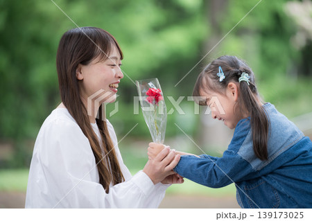 母の日に花を渡す子供と母親の感謝の気持ちの「お母さん(ママ)、いつもありがとう」 139173025