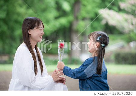 母の日に花を渡す子供と母親の感謝の気持ちの「お母さん(ママ)、いつもありがとう」 139173026
