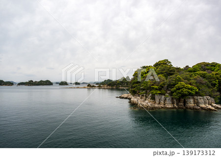 白い雲が浮かぶ青い空と青い海の九十九島の風景 白い雲が浮かぶ青い空と青い海の九十九島の風景 139173312
