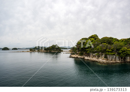 白い雲が浮かぶ青い空と青い海の九十九島の風景 白い雲が浮かぶ青い空と青い海の九十九島の風景 139173313