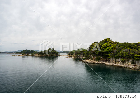 白い雲が浮かぶ青い空と青い海の九十九島の風景 白い雲が浮かぶ青い空と青い海の九十九島の風景 139173314