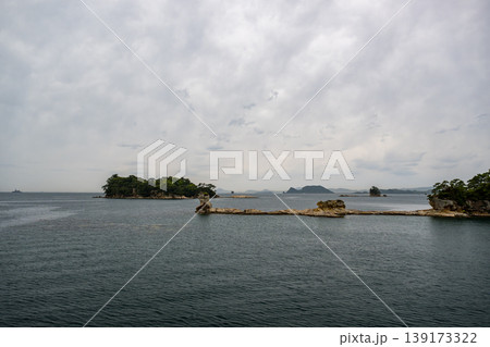 白い雲が浮かぶ青い空と青い海の九十九島の風景 白い雲が浮かぶ青い空と青い海の九十九島の風景 139173322