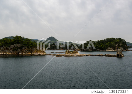白い雲が浮かぶ青い空と青い海の九十九島の風景 白い雲が浮かぶ青い空と青い海の九十九島の風景 139173324