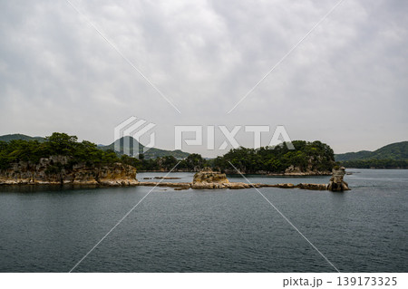 白い雲が浮かぶ青い空と青い海の九十九島の風景 白い雲が浮かぶ青い空と青い海の九十九島の風景 139173325