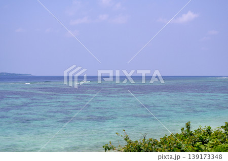 沖縄の青い海と空が広がる自然風景 沖縄の青い海と空が広がる自然風景 139173348