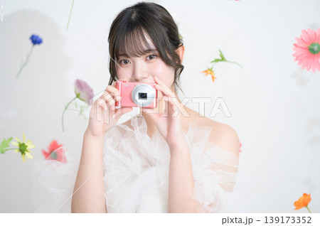 デジカメを持つウェディングドレス姿の日本人女性 デジカメを持つウェディングドレス姿の日本人女性 139173352