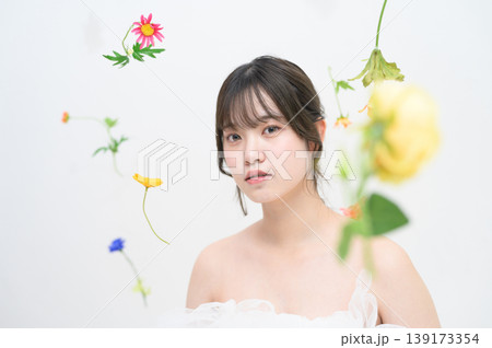 ウェディングドレスを着て花に囲まれる日本人女性 ウェディングドレスを着て花に囲まれる日本人女性 139173354