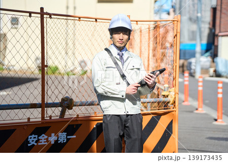 タブレットを手に持ち建設現場の状況を確認する男性現場監督 タブレットを手に持ち建設現場の状況を確認する男性現場監督 139173435