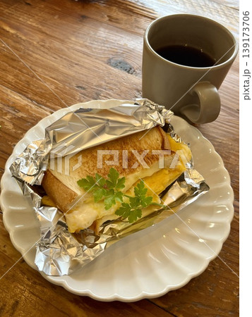 ホットサンドとコーヒーのモーニングセット 木のテーブルイメージ ホットサンドとコーヒーのモーニングセット 木のテーブルイメージ 139173706