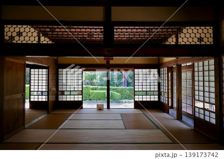 古民家のガラス障子に囲まれた大広間と開口から見える緑の庭園 東京都旧内田家住宅 古民家のガラス障子に囲まれた大広間と開口から見える緑の庭園 東京都旧内田家住宅 139173742