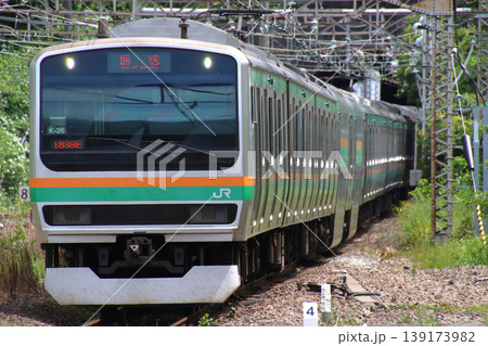 逢初山トンネルを抜け熱海駅に到着する東海道線E231系電車 139173982