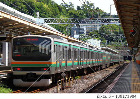 熱海駅に停車中の東海道線E231系電車 139173984