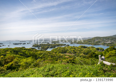 白い雲が浮かぶ青い空と青い海の九十九島の風景 139173990