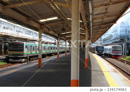 熱海駅に停車中の東海道線・伊豆急行線（静岡県熱海市） 139174061