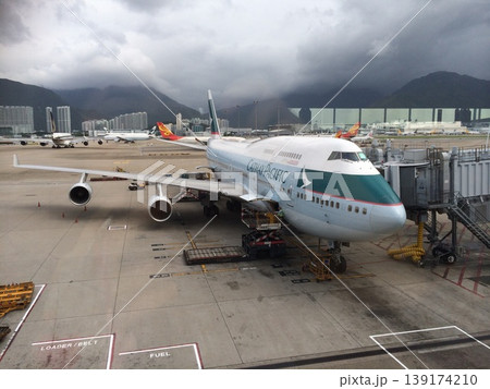 滑走路に向かう飛行機 139174210