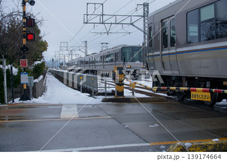踏切ですれ違う電車 踏切ですれ違う電車 139174664