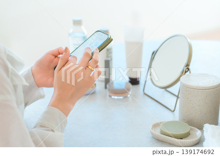 スマホを使う女性の手元 スマホを使う女性の手元 139174692