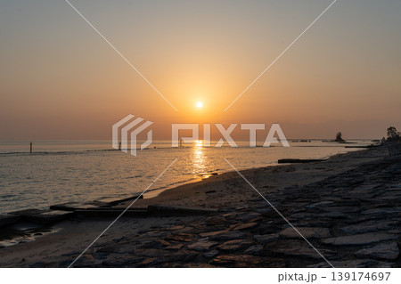 海に沈む夕日 海に沈む夕日 139174697