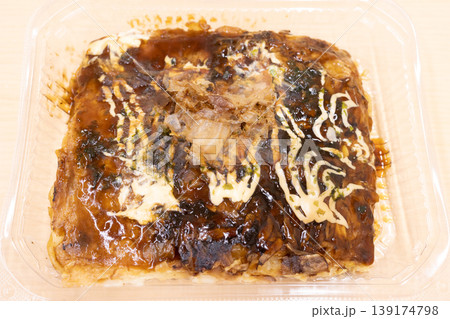 おいしい屋台風の麺入りのお好み焼き おいしい屋台風の麺入りのお好み焼き 139174798