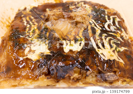 おいしい屋台風の麺入りのお好み焼き おいしい屋台風の麺入りのお好み焼き 139174799