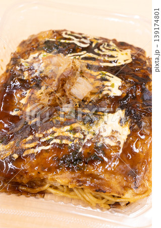 おいしい屋台風の麺入りのお好み焼き おいしい屋台風の麺入りのお好み焼き 139174801