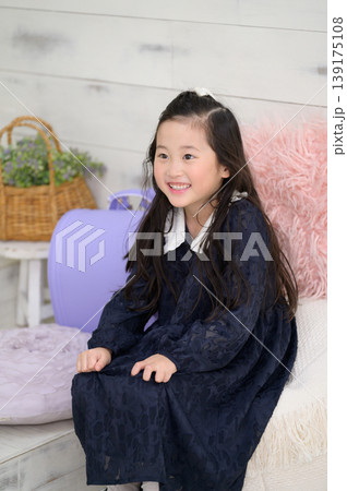 受験練習をする日本人の女の子 139175108