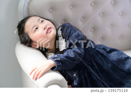 ソファにもたれてリラックスする日本人の女の子 ソファにもたれてリラックスする日本人の女の子 139175110