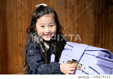 ランドセルを開ける日本人の女の子 ランドセルを開ける日本人の女の子 139175113