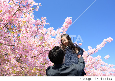 桜の下で子供を抱き上げる日本人の父親 139175133