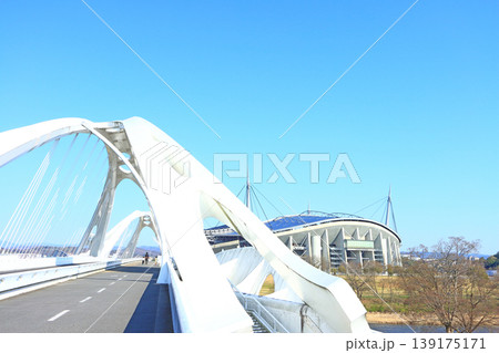 愛知県豊田市、豊田スタジアムと豊田大橋の風景 139175171