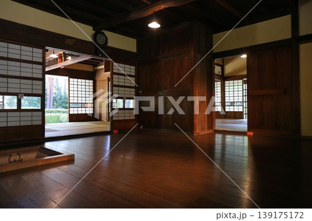 開口から光差し込む古民家の薄暗い板間 東京都旧内田家住宅 開口から光差し込む古民家の薄暗い板間 東京都旧内田家住宅 139175172
