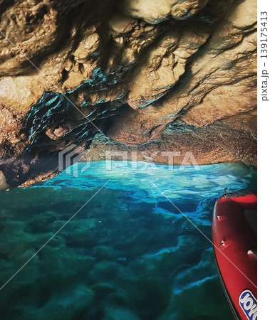 エメラルドグリーンの海に浮かぶパックラフト 奄美大島 エメラルドグリーンの海に浮かぶパックラフト 奄美大島 139175413