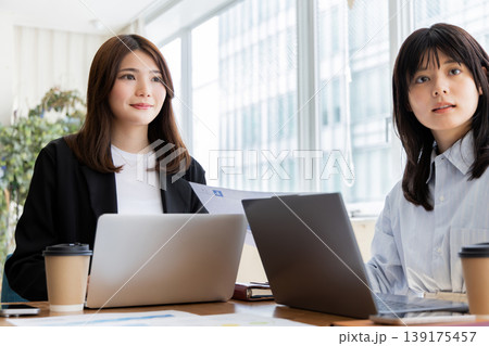 ミーティングする2人のビジネスウーマン ミーティングする2人のビジネスウーマン 139175457