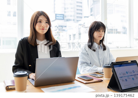 オフィスで働く女性 139175462