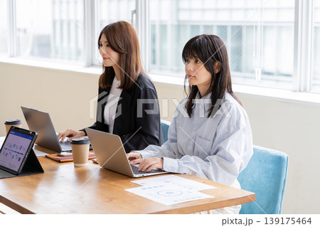 打ち合わせするビジネスウーマン 打ち合わせするビジネスウーマン 139175464