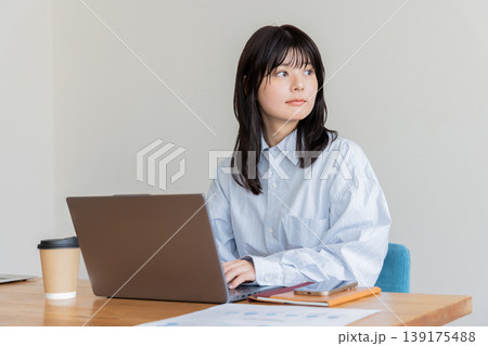 テレワークで働く若い女性 139175488