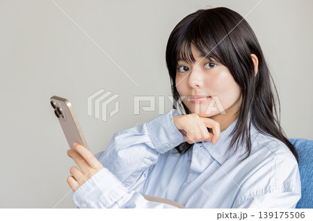 スマホを操作する女性 139175506