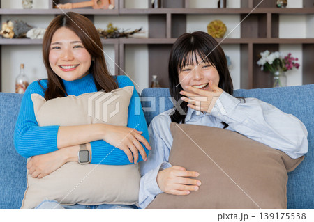 テレビを見て笑う女性 テレビを見て笑う女性 139175538