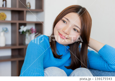 部屋でリラックスする女性 部屋でリラックスする女性 139175543