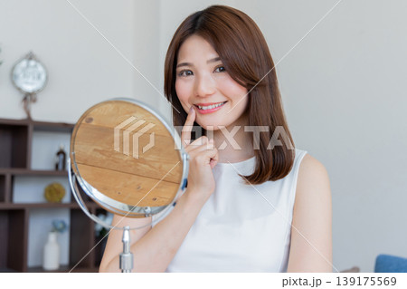 鏡を見る女性 139175569