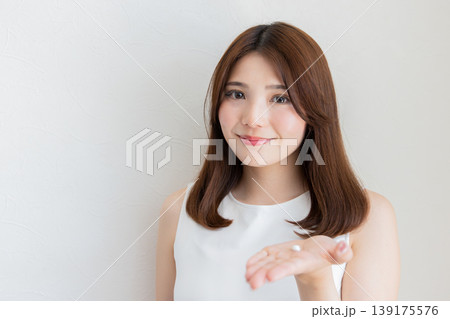 サプリメントを摂取する女性 139175576